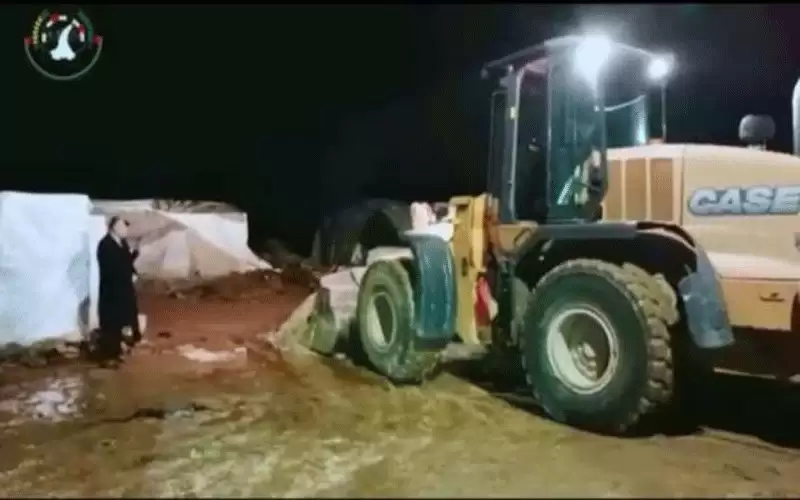 إنقاذ أسرة عربية تسكن الخيام داهمتهم