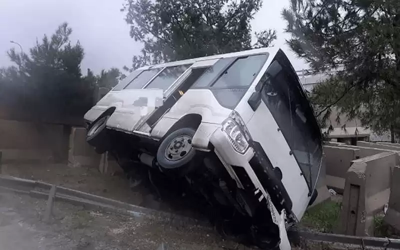 إصابتان في انقلاب باص على طريق