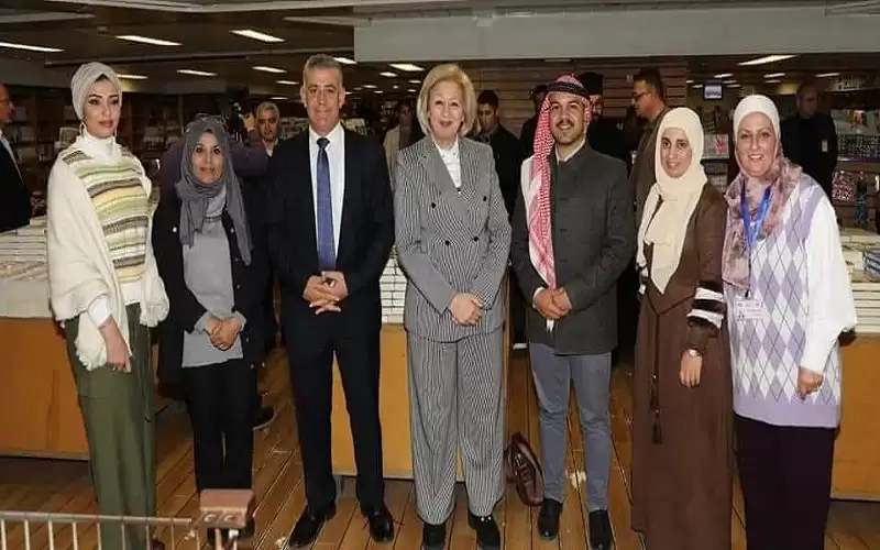 العرجان يوقع كتاب مسارات على متن