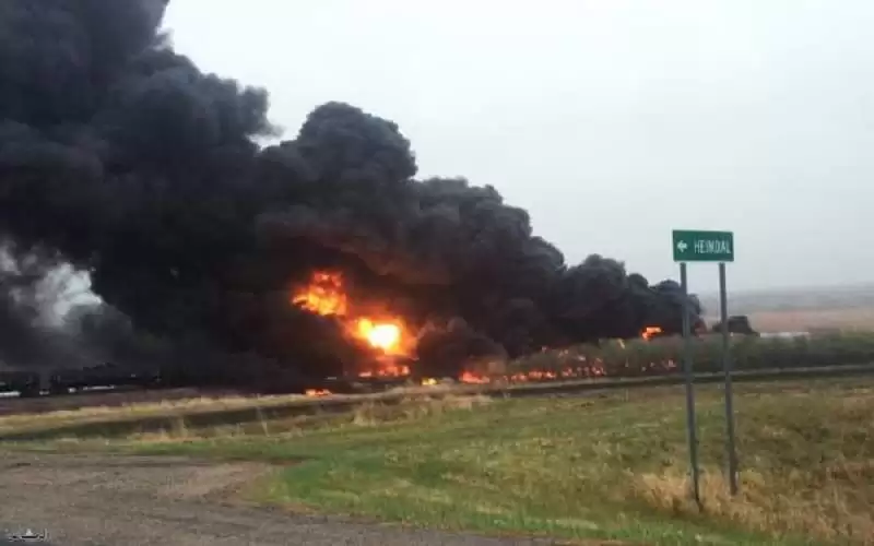 حريق هائل بخروج قطار عن مساره