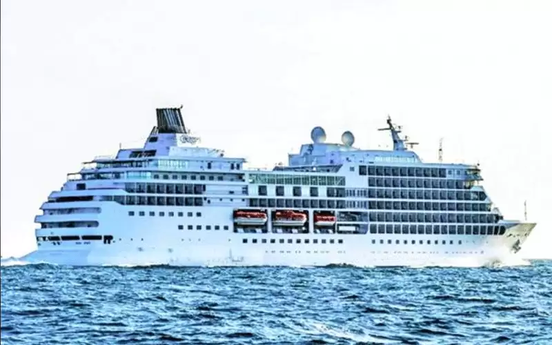 زوجان يوفران المال بالعيش في سفينة