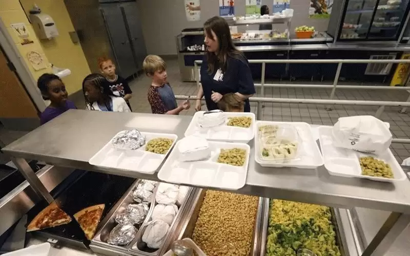 مدارس أمريكا تقلل الملح والسكر في