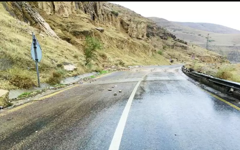 تحسبا للانهيارات .. تحذيرات من سلوك طريق وادي شعيب

