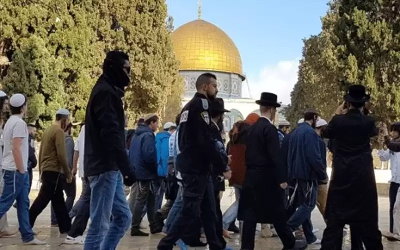 عشرات المستوطنين يقتحمون الأقصى