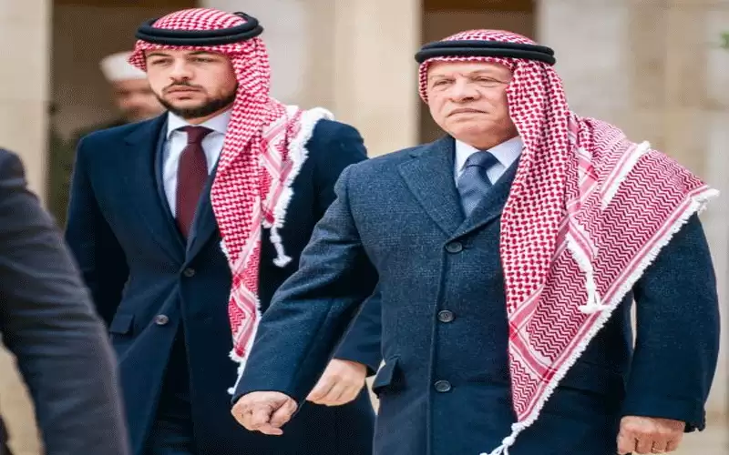 الملك وولي العهد يزوران ضريح الملك