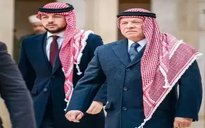 الملك وولي العهد يزوران ضريح الملك