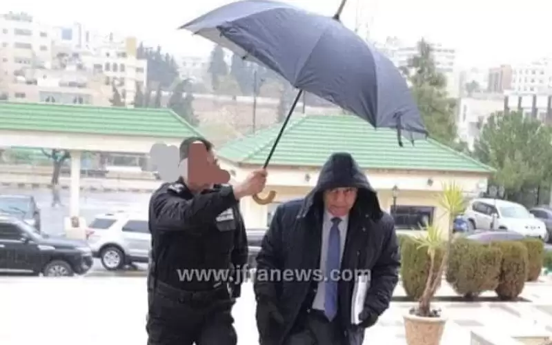 وزير التربية عن الضابط والمظلة: ألبس