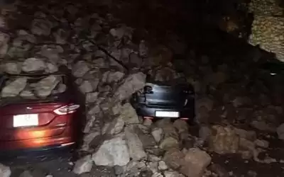 انهيار جدار استنادي على مركبات في