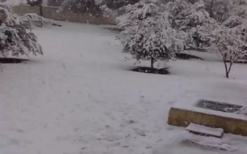 تساقط غزير للثلوج في قرى بالمفرق