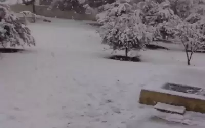تساقط غزير للثلوج في قرى بالمفرق