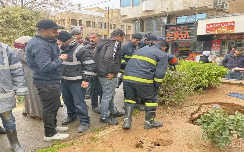 طوق أمني بسبب هبوط بأرضية دوار