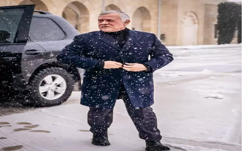 الملك في صورة بالثلج لدى وصوله