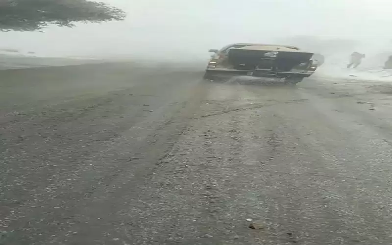 الأشغال تباشر نثر الملح على الطرق