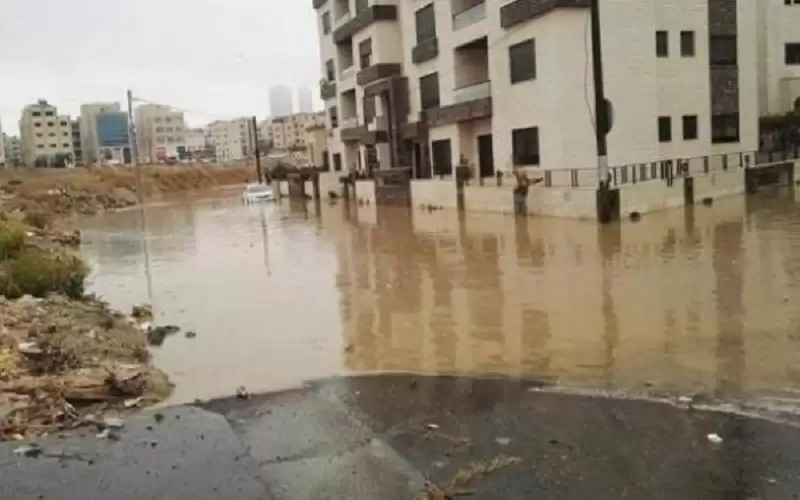 ترحيل عائلتين لوجود تصدعات بمنزليهما في