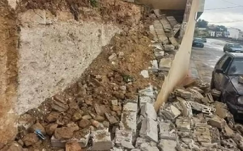 بلدية جرش تتعامل مع انهيار جدار