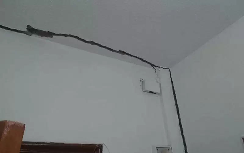 ترحيل عائلتين لوجود تصدعات بمنزليهما في