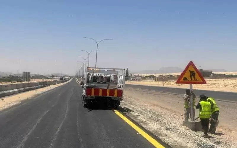 بدء أعمال الصيانة على طريق الموقر