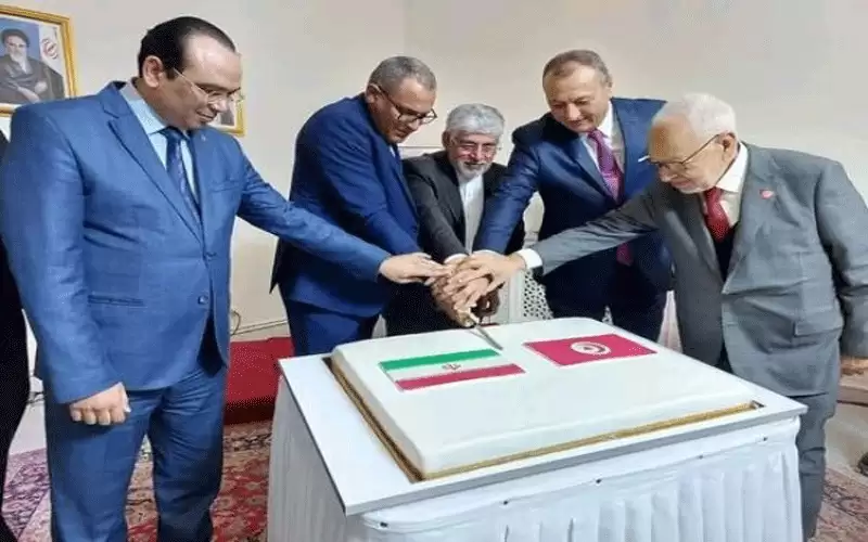 تونس: صورة مثيرة لوزيرين والغنوشي وكيكة