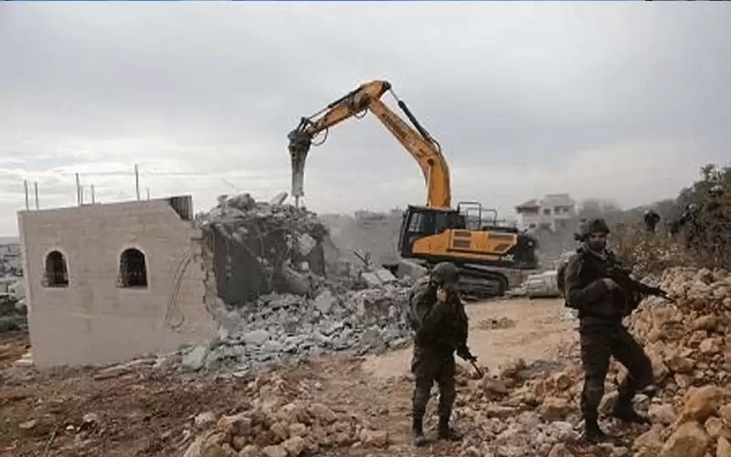 إسرائيل تخطر عائلة قراقع بهدم منزلها