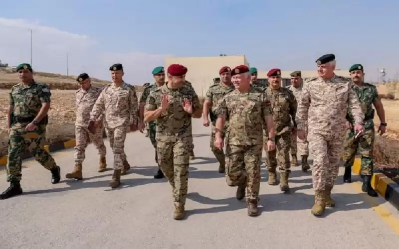 الملك يزور كتيبة التدخل السريع 91