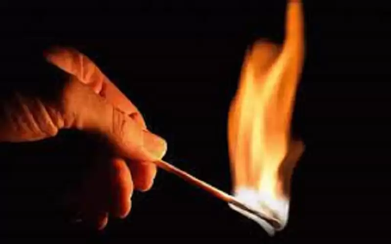 زوجة تقوم بإشعال النيران في الشقة