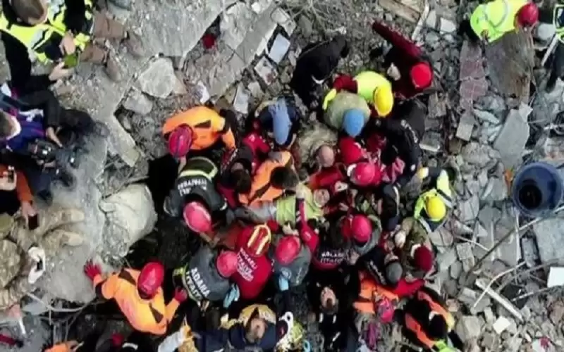 انتشال صبي تركي من تحت الأنقاض