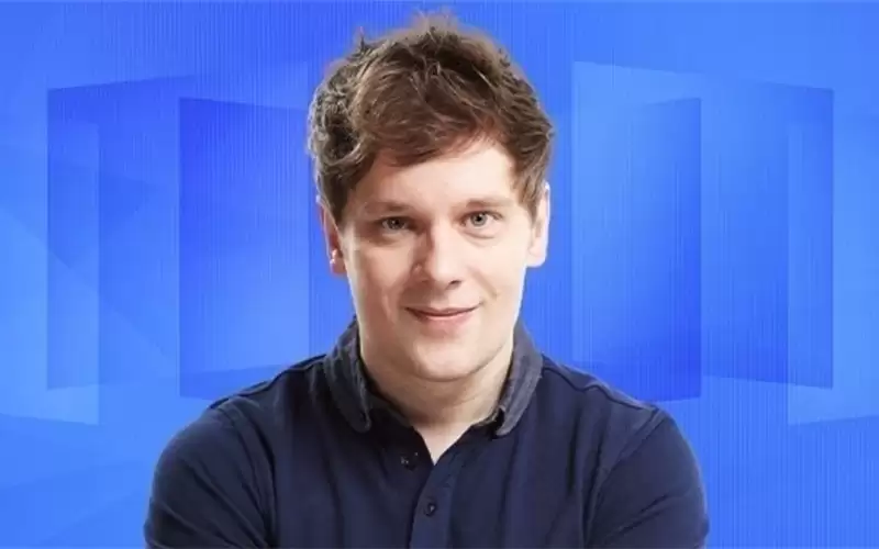 مذيع بريطاني يعتذر عن مزحة سخيفة