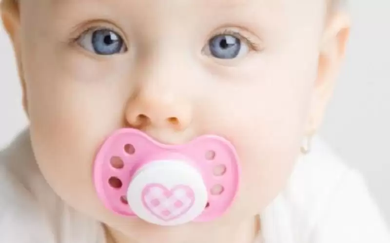 نصائح لفطام الطفل عن اللهاية.. متى