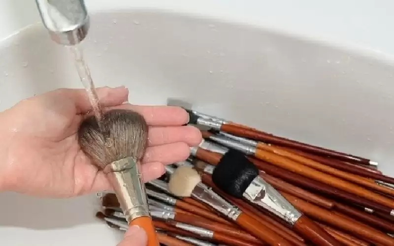 خطأ في تنظيف فرشاة المكياج يسبب