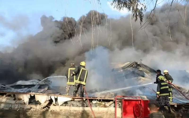 8 اصابات إثر حريق بمصنع في