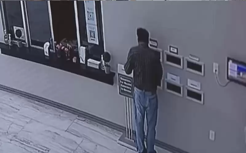 دخل متخفيا .. لص يسرق تبرعات