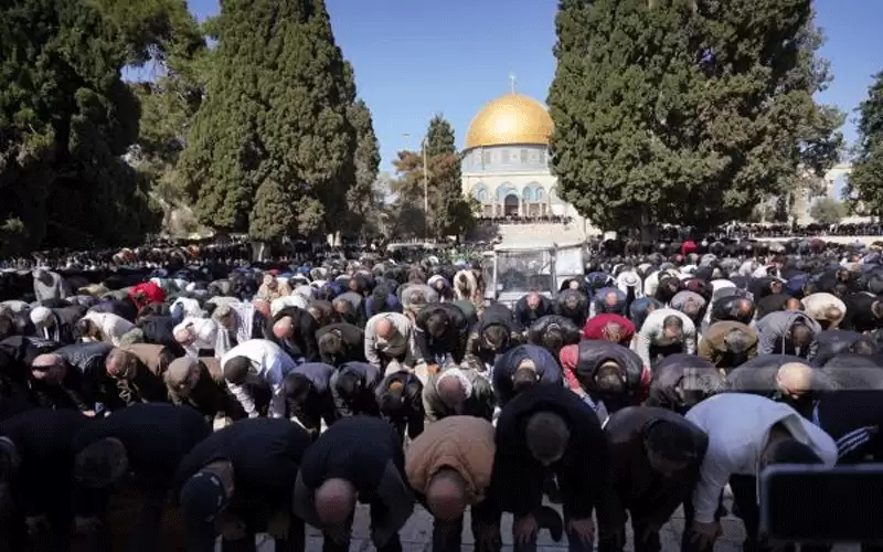 80 ألفا يؤدون صلاة الجمعة في