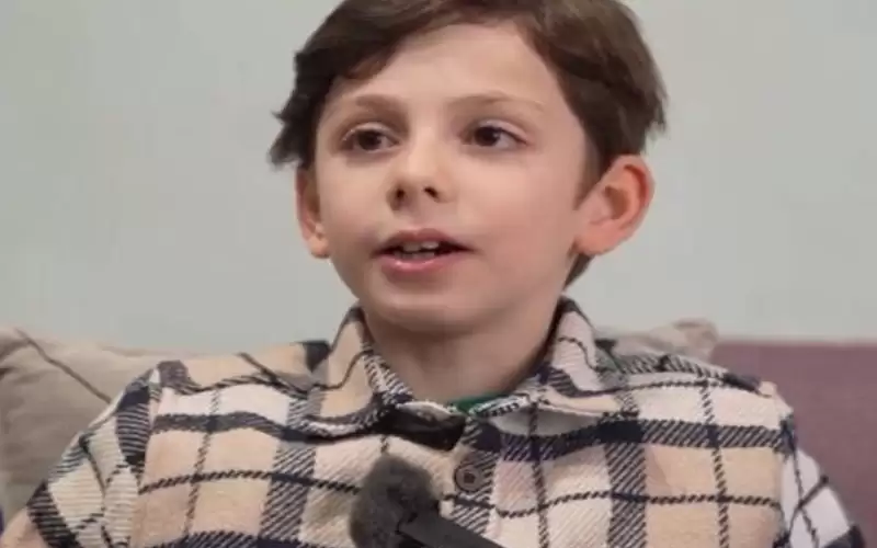 طفل فقد كل أسرته تحت الأنقاض