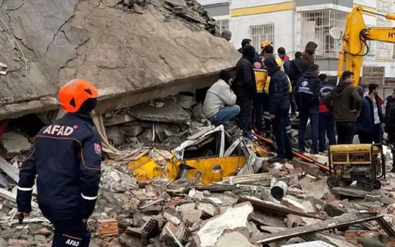 إنقاذ 3 أشخاص بينهم طفل بعد