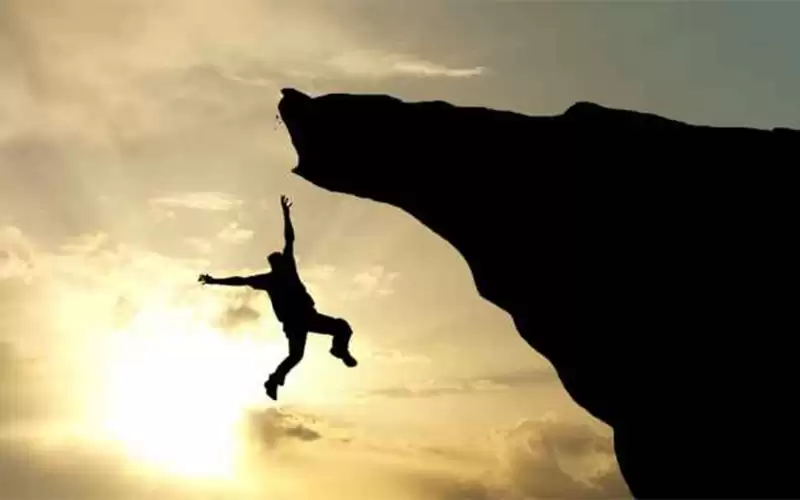 إنقاذ شابة سقطت عن جرف بارتفاع