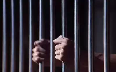 حبس 4 موظفين حكوميين بتهمة الفساد
