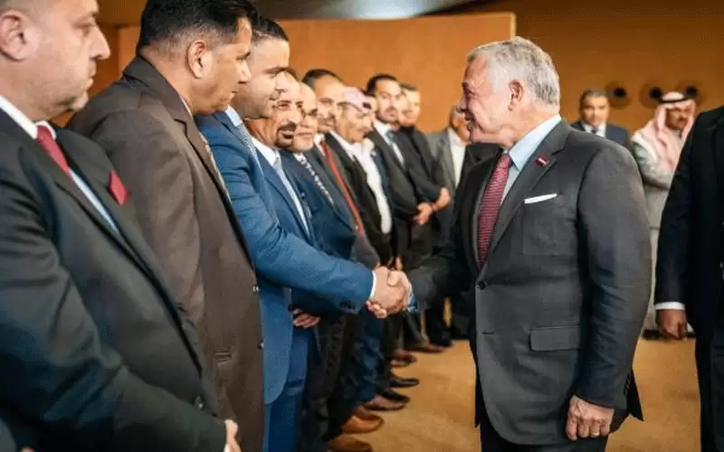 الملك: مجالس المحافظات والبلديات مفتاح أي