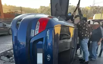 إصابة بتدهور وانقلاب مركبة في عمان