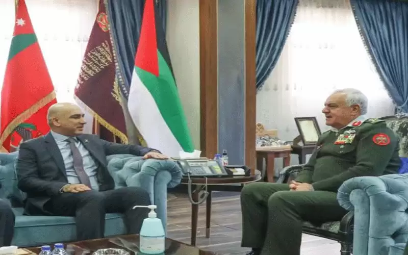 الحنيطي يستقبل وفدا عسكريا عمانيا
