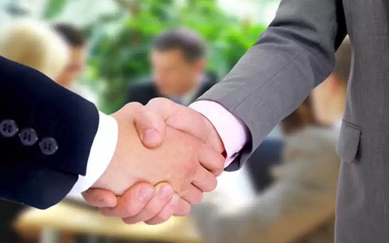 ما العلاقة بين قوة مصافحة اليد