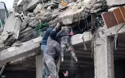 لماذا يلف الناجون من الزلازل ببطانيات