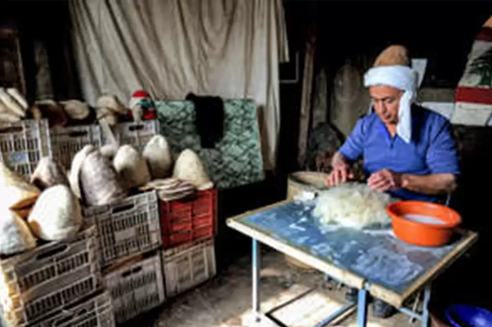 حرفي لبناني يحمي اللبادة التراثية من