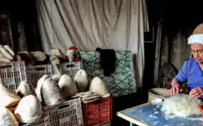 حرفي لبناني يحمي اللبادة التراثية من