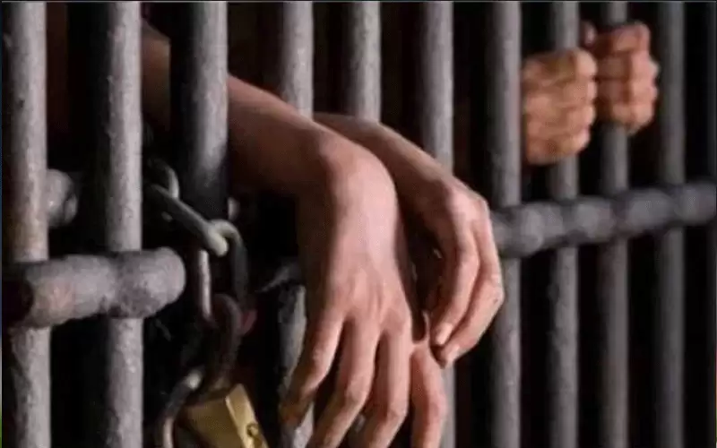 السجن لشقيقين ربطا شقيقتهم المعلمة بالجنزير