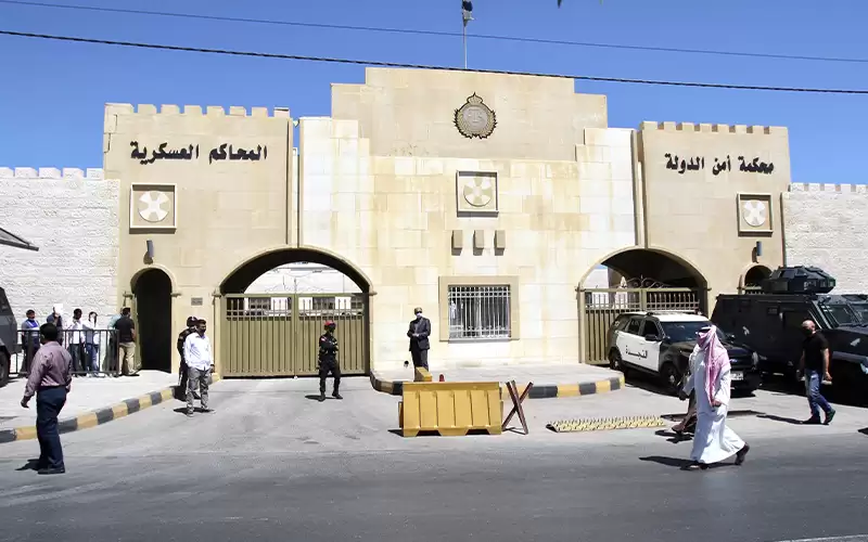 الإعدام شنقا ل 3 أشخاص والسجن