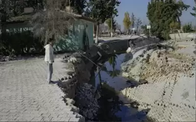 بلدة تركية قسمها الزلزال إلى قسمين