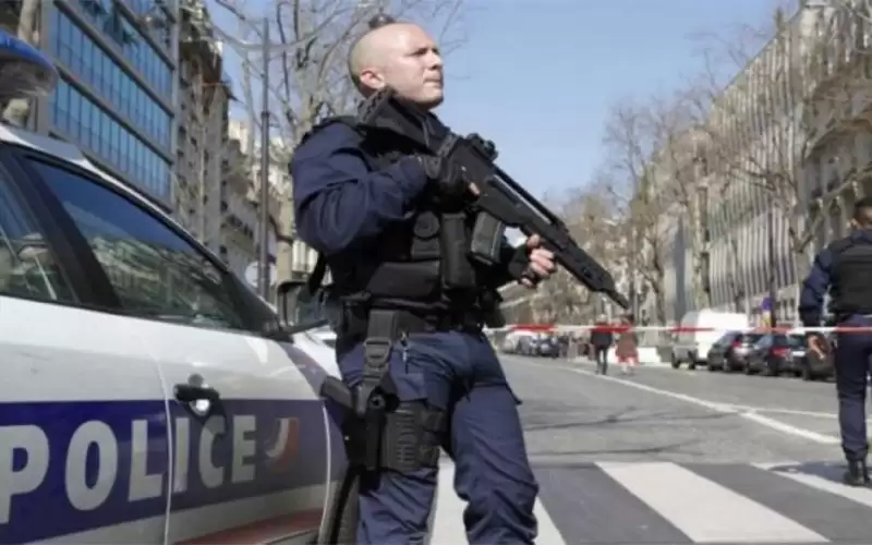 مسلح يعود إلى مسرح جريمته في