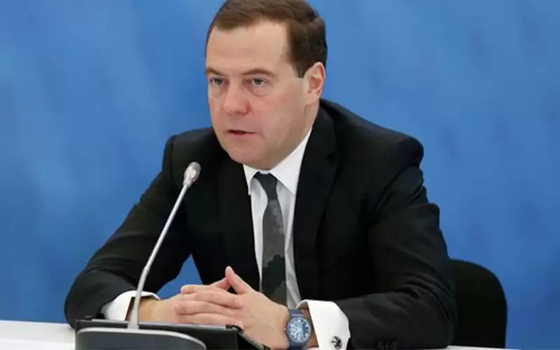 مدفيديف: يجب على كل روسي العمل