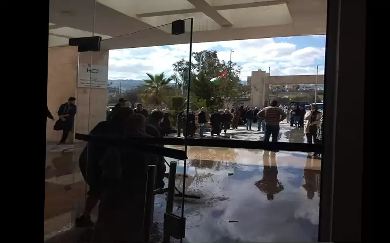 انهيار أجزاء من سقف مبنى مستشفى