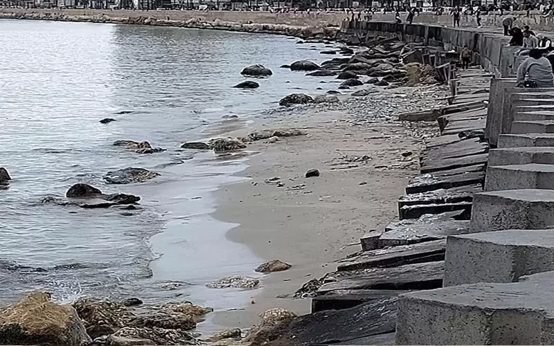 مصر: انحسار مياه البحر المتوسط في